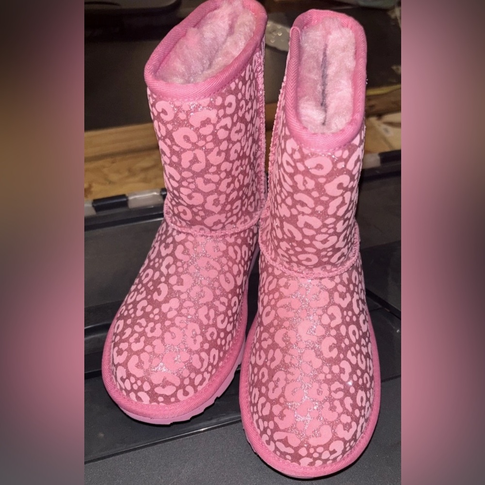 UGG Girls Brand New, classic II Pink Glitter Animal Print short Boots Size 4